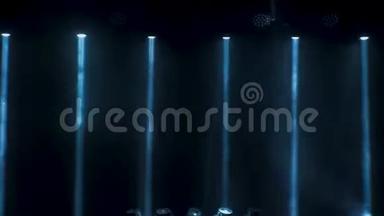 音乐会灯光在黑暗的背景下照明。 舞台上的聚光灯。 配有灯光和照明装置的免费舞台